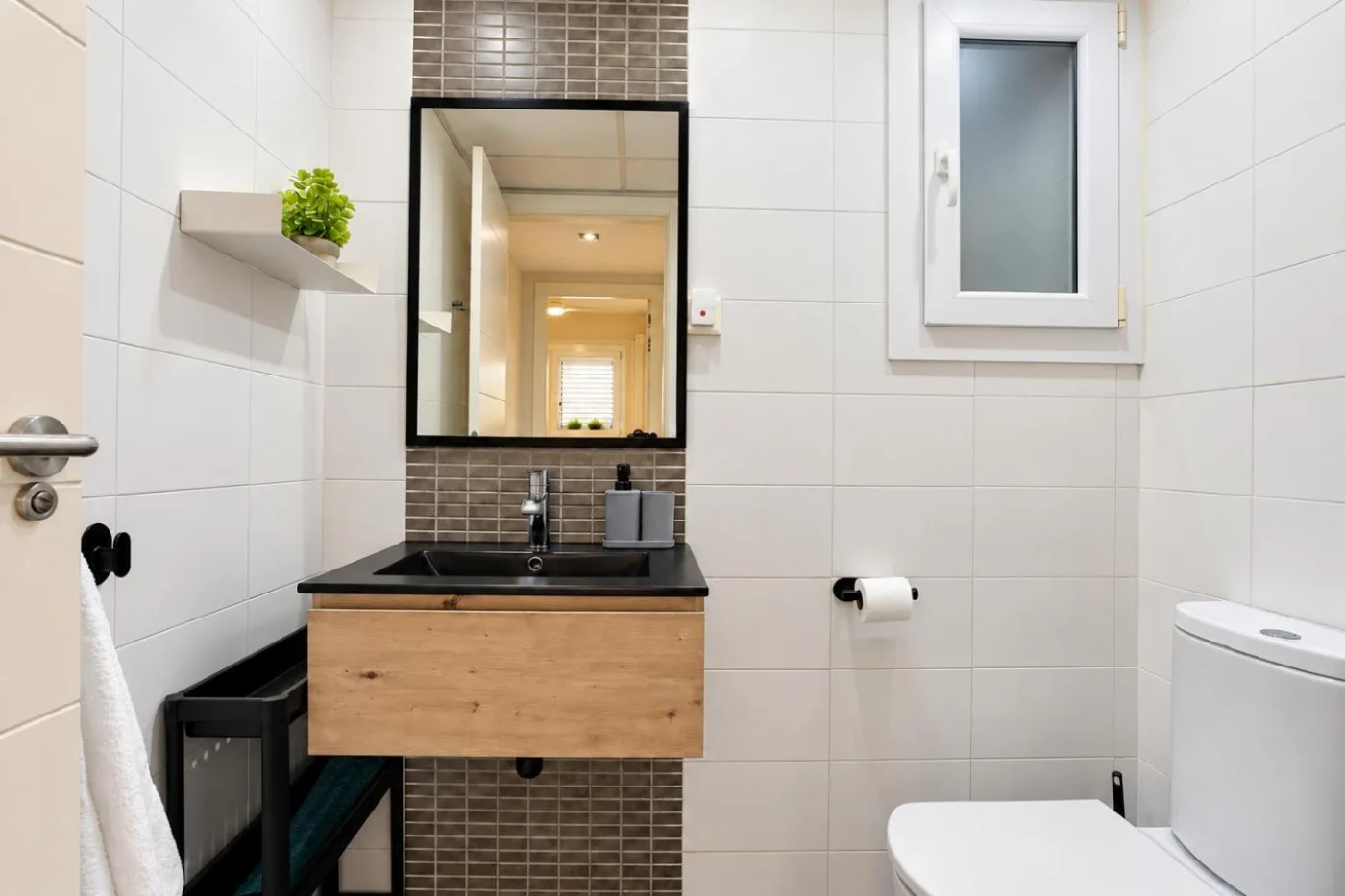 Segundo baño con mueble de madera
