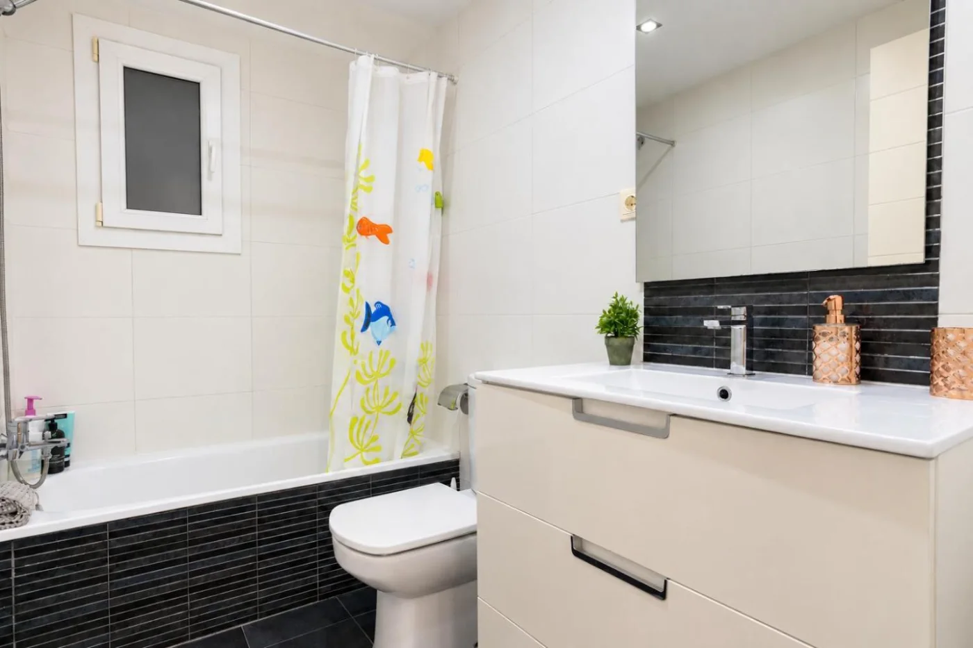 Baño con bañera y lavabo