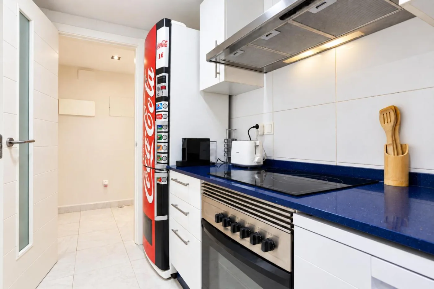 Cocina equipada con horno