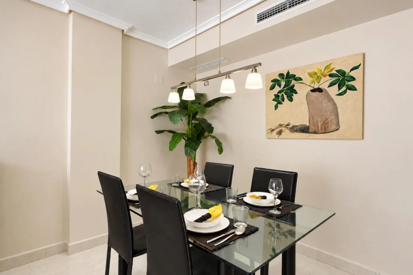 Comedor con mesa de cristal