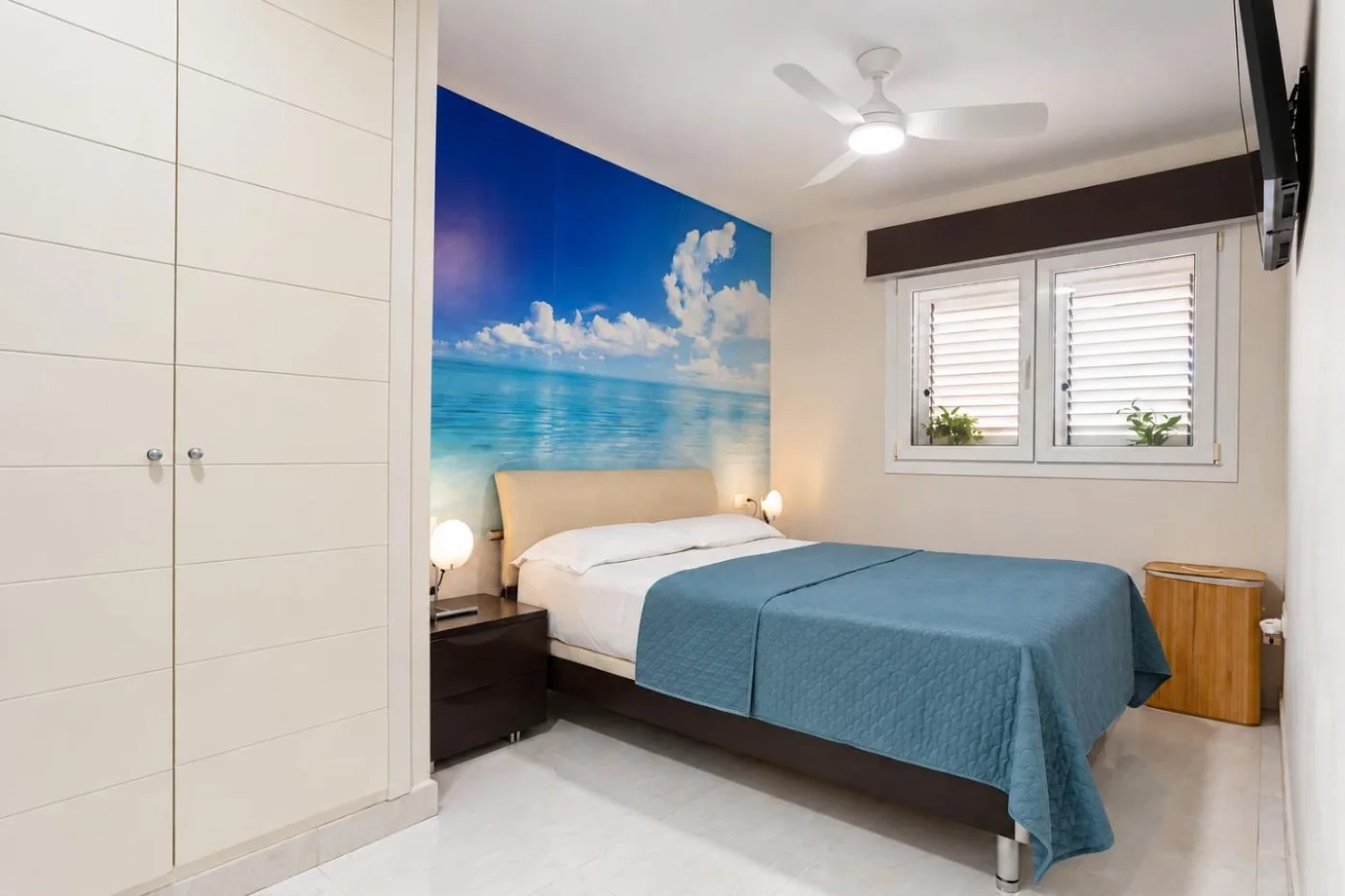 Dormitorio con mural de mar