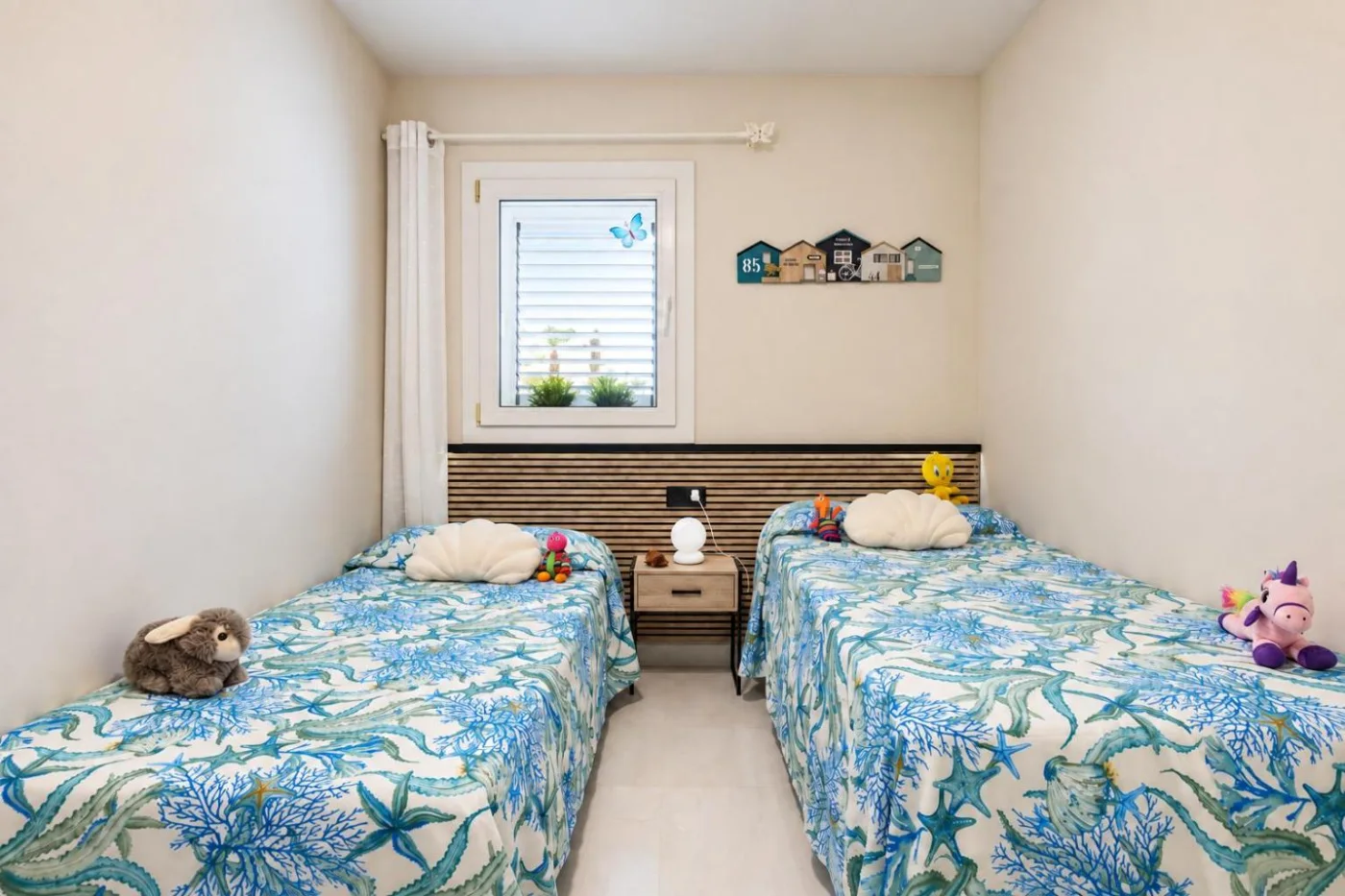 Dormitorio con dos camas individuales