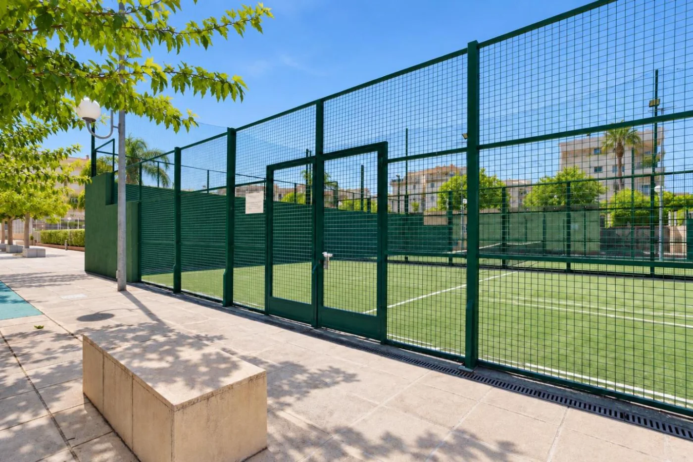 Pistas deportivas con césped