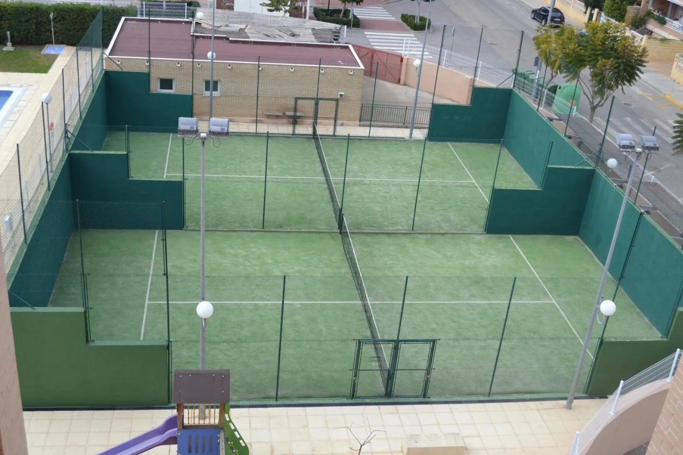 Pista de pádel de la urbanización