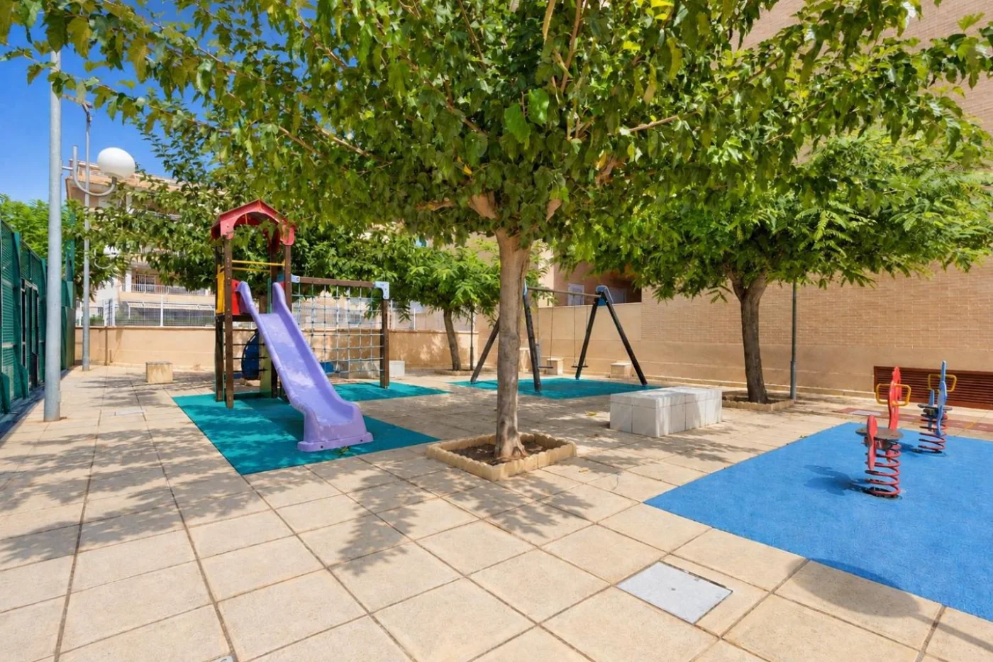 Zona de juegos infantil con tobogán