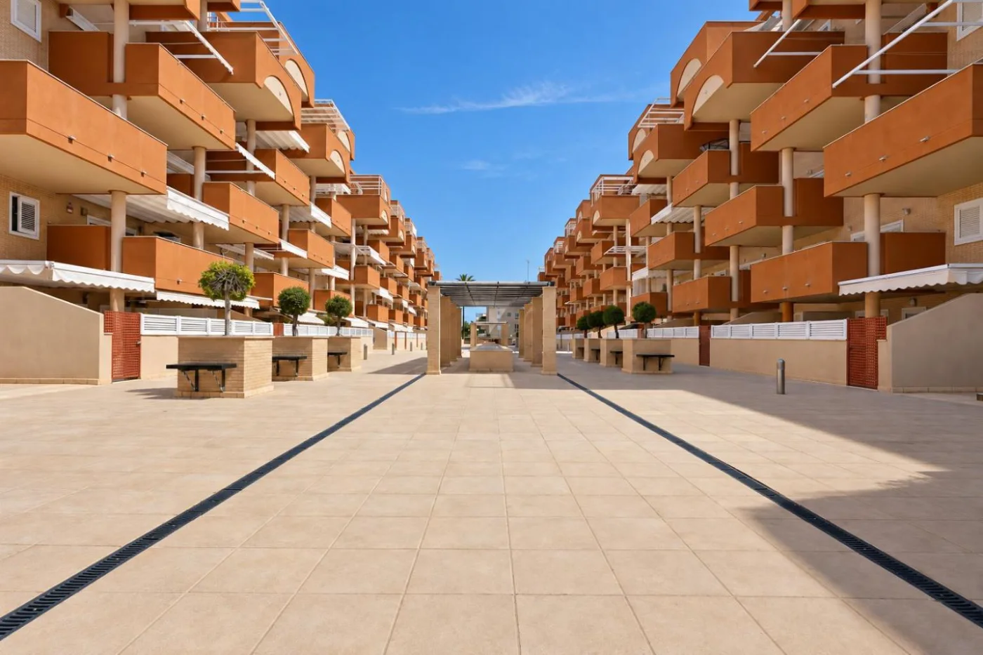 Calle interior de la urbanización